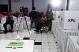 Seorang warga medorong kursi roda penyandang disabilitas saat simulasi pemungutan dan penghitungan suara Pilkada 2024 di TPS 09 Banjarejo, Kota Madiun, Jawa Timur Sabtu (16/11/2024). KPU Kota Madiun menggelar kegiatan itu untuk memberikan gambaran teknis kepada petugas dan warga guna mengukur efektivitas waktu dan memitigasi kendala-kendala yang ada, sehingga bisa diambil solusinya dalam Pilkada serentak 27 November 2024. Antara Jatim/Siswowidodo/mas.