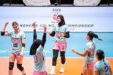 Pevoli Petrokimia Gresik Pupuk Indonesia Putri Nur Hidayanti Agustin (tengah) berselebrasi usai meraih poin atas tim TNI AU Electric pada pertandingan Final Four Livoli Divisi Utama di GOR Tri Dharma, Gresik, Jawa Timur, Sabtu (16/11/2024). Petrokimia Gresik Pupuk Indonesia mengalahkan TNI AU Electric dengan skor 3-0 (25-22, 25-16, dan 25-16). Antara Jatim/Rizal Hanafi/um