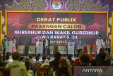 Pasangan Cagub dan Cawagub Jabar nomor urut satu Acep Adang (kiri) dan Gitalis Dwi (kedua kiri), nomor urut dua Jeje Wiradinata (ketiga kiri) dan Ronal Surapradja (keempat kiri), nomor urut tiga Ahmad Syaikhu (keempat kanan) dan Ilham Habibie (ketiga kanan), nomor urut empat Dedi Mulyadi (kedua kanan) dan Erwan Setiawan (kanan) bersiap menyampaikan program dan gagasan saat mengikuti debat publik kedua Pemilihan Gubernur dan Wakil Gubernur Jawa Barat 2024 di Hotel Patra, Cirebon, Jawa Barat, Sabtu (16//11/2024). Debat publik tersebut fokus pada tema Budaya Inovatif Untuk Jawa Barat Yang Gemah Ripah Repeh Rapih. ANTARA FOTO/Dedhez Anggara/agr