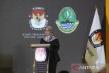 Ketua KPU Jabar Ummi Wahyuni memberikan sambutan saat debat publik kedua Pemilihan Gubernur dan Wakil Gubernur Jawa Barat 2024 di Hotel Patra, Cirebon, Jawa Barat, Sabtu (16//11/2024). Debat publik tersebut fokus pada tema Budaya Inovatif Untuk Jawa Barat Yang Gemah Ripah Repeh Rapih. ANTARA FOTO/Dedhez Anggara/agr