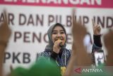 Calon wakil gubernur Jawa Barat nomor urut 1 Gitalis Dwinatarina atau Gita KDI menyampaikan orasi politiknya saat kampanye di Indramayu, Jawa Barat, Minggu (17/11/2024). Dalam kampanye tersebut Gita KDI menyampaikan program-program unggulan jika terpilih nanti. ANTARA FOTO/Dedhez Anggara/agr