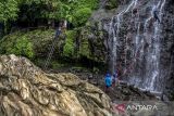 Wisatawan menggunakan wahana wisata di Curug Aseupan di kawasan Curug Tilu Leuwi Opat, Kabupaten Bandung Barat, Jawa Barat, Minggu (17/11/2024). Kawasan yang memiliki tiga air terjun atau curug tersebut menawarkan berbagai wahana aktivitas luar ruangan yang berpotensi menjadi destinasi wisata unggulan dan dapat meningkatkan kunjungan pariwisata serta perekonomian masyarakat di kawasan tersebut. ANTARA FOTO/Abdan Syakura/agr
