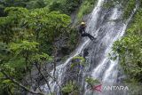 Wisatawan menuruni Curug Aseupan menggunakan tali (waterfall rappelling) di kawasan Curug Tilu Leuwi Opat, Kabupaten Bandung Barat, Jawa Barat, Minggu (17/11/2024). Kawasan yang memiliki tiga air terjun atau curug tersebut menawarkan berbagai wahana aktivitas luar ruangan yang berpotensi menjadi destinasi wisata unggulan dan dapat meningkatkan kunjungan pariwisata serta perekonomian masyarakat di kawasan tersebut. ANTARA FOTO/Abdan Syakura/agr
