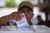 Warga memasukkan surat suara ke dalam kotak suara pada simulasi pemungutan suara pilkada di Indramayu, Jawa Barat, Minggu (17/11/2024). Simulasi yang digelar oleh Komisi Pemilihan Umum (KPU) Kabupaten Indramayu itu sebagai kesiapan petugas dan pemilih dalam penerapan alur pemungutan dan penghitungan suara pemilihan gubernur dan wakil gubernur Jawa Barat serta bupati dan wakil bupati Indramayu 2024 yang akan diselenggarakan pada 27 November 2024. ANTARA FOTO/Dedhez Anggara/agr