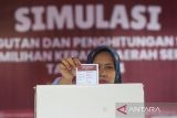 Warga memasukkan surat suara ke dalam kotak suara saat simulasi pemungutan dan penghitungan suara Pilkada Banten 2024 di TPS 03 Lebak Wangi, Kota Serang, Banten, Minggu (17/11/2024). KPU Kota Serang menggelar simulasi pemungutan dan perhitungan suara Pilkada Banten 2024 secara real time guna mengetahui kesiapan, dan memberi pemahaman tata cara pemungutan suara yang sesuai dengan Peraturan Komisi Pemilihan Umum (PKPU). ANTARA FOTO/Muhammad Bagus Khoirunas/gp