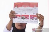 Warga memasukkan surat suara ke dalam kotak suara saat simulasi pemungutan dan penghitungan suara Pilkada Banten 2024 di TPS 03 Lebak Wangi, Kota Serang, Banten, Minggu (17/11/2024). KPU Kota Serang menggelar simulasi pemungutan dan perhitungan suara Pilkada Banten 2024 secara real time guna mengetahui kesiapan, dan memberi pemahaman tata cara pemungutan suara yang sesuai dengan Peraturan Komisi Pemilihan Umum (PKPU). ANTARA FOTO/Muhammad Bagus Khoirunas/gp