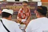 Petugas kelompok penyelenggara pemungutan suara (KPPS) menyerahkan surat suara kepada warga saat pelaksanaan simulasi pemungutan, penghitungan dan rekapitulasi suara Pilkada 2024 di Denpasar, Bali, Minggu (17/11/2024). Simulasi itu dilakukan KPU Denpasar sebagai salah satu persiapan penyelenggaraan Pilkada serentak pada 27 November 2024. ANTARA FOTO/Fikri Yusuf/wsj.