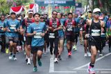 Sejumlah peserta mengikuti Surabaya Pahlawan Run di Surabaya, Jawa Timur, Minggu (17/11/2024). Pemerintah Kota Surabaya bersama Perhimpunan Rumah Sakit Seluruh Indonesia (PERSI) menggelar even lari yang melombakan tiga kategori yaitu 21K, 10K serta 5K dan diikuti 2.600 peserta dari berbagai daerah untuk merayakan Hari Kesehatan Nasional sekaligus Hari Pahlawan. Antara Jatim/Didik Suhartono/um