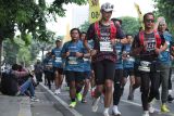 Sejumlah peserta mengikuti Surabaya Pahlawan Run di Surabaya, Jawa Timur, Minggu (17/11/2024). Pemerintah Kota Surabaya bersama Perhimpunan Rumah Sakit Seluruh Indonesia (PERSI) menggelar even lari yang melombakan tiga kategori yaitu 21K, 10K serta 5K dan diikuti 2.600 peserta dari berbagai daerah untuk merayakan Hari Kesehatan Nasional sekaligus Hari Pahlawan. Antara Jatim/Didik Suhartono/um