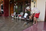 Warga membersihkan rumahnya yang terendam banjir di Kelun, Kota Madiun, Jawa Timur, Senin (18/11/2024). Sejumlah wilayah kelurahan dan desa di Kota dan Kabupaten Madiun terdampak banjir akibat hujan deras hingga sungai meluap yang menyebabkan sejumlah rumah, ruas jalan, sawah, dan dua gedung sekolah terendam sehingga murid diliburkan. Antara Jatim/Siswowidodo/um