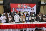 Kapolresta Sidoarjo Kombes Pol Christian Tobing (keempat kiri) bersama Forkopimda Sidoarjo menunjukkan barang bukti sabu sebelum dimusnahkan ke dalam mesin tungku pembakaran saat pemusnahan barang bukti narkotika di Polresta Sidoarjo, Jawa Timur, Senin (18/11/2024). Satnarkoba Polresta Sidoarjo memusnahkan barang bukti sabu seberat 30 kilogram yang dikemas dalam bungkusan teh China dengan berat masing masing 1.000 gram dari seorang tersangka. Antara Jatim/Umarul Faruq