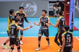 Pevoli Indomaret Marcelio Farid Daffaâ Musthofa (ketiga kanan) berselebrasi usai mencetak poin atas tim Rajawali Pasundan pada pertandingan Final Four Livoli Divisi Utama di GOR Tri Dharma, Gresik, Jawa Timur, Senin (18/11/2024). Indomaret mengalahkan Rajawali Pasundan dengan skor 3-1 (23-25, 25-22, 25-20, dan 25-17). Antara Jatim/Rizal Hanafi/um