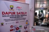 Pekerja menyiapkan makanan di dapur satelit untuk program makan bergizi gratis di SDN Sirahcai, Jatinangor, Kabupaten Sumedang, Jawa Barat, Senin (18/11/2024). Pemerintah Kabupaten Sumedang bekerja sama dengan Technolife Group membangun dapur satelit pertama di Indonesia guna mendukung program makan bergizi gratis dari pemerintah untuk siswa sekolah dasar, yang mampu menyediakan 600 porsi per hari dengan menu nasi, ayam, sop bola jamur, tempe, puding, dan susu. ANTARA FOTO/Raisan Al Farisi/agr