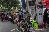 Pengendara sepeda motor mengisi bahan bakar minyak (BBM) subsidi jenis Pertalite di salah satu SPBU di Kota Serang, Banten, Senin (18/11/2024). Kementerian Energi dan Sumber Daya Mineral (ESDM) telah merumuskan tiga jenis formulasi penyaluran subsidi energi untuk BBM dan listrik yang akan ditawarkan dan diputuskan di Pemerintah diantaranya mengalihkan subsidi energi berbasis kuota atau barang yang telah berlaku selama ini menjadi bantuan langsung tunai (BLT), mempertahankan subsidi berbasis barang atau kuota untuk fasilitas umum dengan tujuan menahan inflasi dan memformulasikan sebagian subsidi barang bisa dinaikkan angkanya. ANTARA FOTO/Angga Budhiyanto/agr/gp