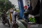 Formulasi penyaluran subsidi energi. Pengendara sepeda motor mengisi bahan bakar minyak (BBM) subsidi jenis Pertalite di salah satu SPBU di Kota Serang, Banten, Senin (18/11/2024). Kementerian Energi dan Sumber Daya Mineral (ESDM) telah merumuskan tiga jenis formulasi penyaluran subsidi energi untuk BBM dan listrik yang akan ditawarkan dan diputuskan di Pemerintah diantaranya mengalihkan subsidi energi berbasis kuota atau barang yang telah berlaku selama ini menjadi bantuan langsung tunai (BLT), mempertahankan subsidi berbasis barang atau kuota untuk fasilitas umum dengan tujuan menahan inflasi dan memformulasikan sebagian subsidi barang bisa dinaikkan angkanya. ANTARA FOTO/Angga Budhiyanto/agr/gp