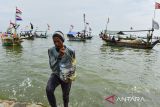 Nelayan membawa ikan untuk ditimbang di Tempat Pelelangan Ikan (TPI) Lontar, Tirtayasa, Kabupaten Serang, Banten, Senin (18/11/2024). Menurut pengelola, hasil tangkapan ikan di tempat pelelangan tersebut menurun dari hari biasa sebanyak 3 kuintal menjadi 1,5 kuintal setiap harinya atau turun 50 persen imbas karena peralihan cuaca dari musim kemarau ke musim hujan yang tidak menentu. ANTARA FOTO/Putra M. Akbar/Spt/gp