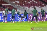 Pesepak bola Timnas Arab Saudi menjalani sesi latihan resmi di Stadion Utama Gelora Bung Karno, Senayan, Jakarta, Senin (18/11/2024). Latihan resmi tersebut merupakan persiapan Timnas Arab Saudi yang bertanding melawan Timnas Indonesia dalam laga lanjutan putaran ketiga kualifikasi Piala Dunia 2026 zona Asia pada Selasa (19/11). ANTARA FOTO/Rivan Awal Lingga/foc/gp