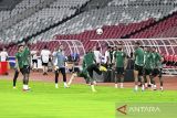 Pesepak bola Timnas Arab Saudi menjalani sesi latihan resmi di Stadion Utama Gelora Bung Karno, Senayan, Jakarta, Senin (18/11/2024). Latihan resmi tersebut merupakan persiapan Timnas Arab Saudi yang bertanding melawan Timnas Indonesia dalam laga lanjutan putaran ketiga kualifikasi Piala Dunia 2026 zona Asia pada Selasa (19/11). ANTARA FOTO/Rivan Awal Lingga/foc/gp