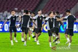 Pesepak bola Timnas Indonesia menjalani sesi latihan resmi di Stadion Utama Gelora Bung Karno, Senayan, Jakarta, Senin (18/11/2024). Latihan resmi tersebut merupakan persiapan Timnas Indonesia yang bertanding melawan Timnas Arab Saudi dalam laga lanjutan putaran ketiga kualifikasi Piala Dunia 2026 zona Asia pada Selasa (19/11). ANTARA FOTO/Rivan Awal Lingga/foc/gp