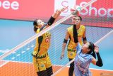 Pevoli Petrokimia Gresik Pupuk Indonesia Dhea Cahya Pitaloka (kiri) berusaha memblok bola dari pevoli TNI AL Tisya Ammalya Putri (kanan) pada pertandingan Final Four Livoli Divisi Utama di GOR Tri Dharma, Gresik, Jawa Timur, Senin (18/11/2024). Petrokimia Gresik Pupuk Indonesia lolos ke Grand Final usai mengalahkan TNI AL dengan skor 3-0 (25-19, 25-14, dan 25-17). ANTARA Jatim/Rizal Hanafi/mas.