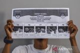 Petugas KPPS menunjukkan surat suara hasil pemungutan saat simulasi pemungutan dan penghitungan suara Pilkada serentak 2024 di TPS 019, Kota Tasikmalaya, Jawa Barat, Senin (18/11/2024). KPU Kota Tasikmalaya menggelar simulasi tersebut sebagai salah satu persiapan penyelenggaraan Pilkada serentak pada 27 November 2024. ANTARA FOTO/Adeng Bustomi/agr
