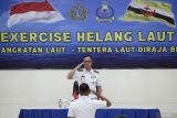 Dansatkor Kormada II Kolonel Laut (P) Rafael Dwinatu membalas penghormtan saat pembukaan Latihan Bersama Helang Laut 21B/24 Tahun 2024 di Koarmada II, Surabaya, Jawa Timur, Senin (18/11/2024). TNI AL bersama Tentera Laut Diraja Brunei (TLDB) melaksanakan latihan bersama dengan tujuan untuk meningkatkan kemampuan pengetahuan dan keterampilan serta interoperabilitas prajurit TNI AL dan TLDB, serta memperkuat hubungan bilateral dan kerja sama militer antara TNI AL dengan TLDB. ANTARA Jatim/Didik Suhartono/mas.