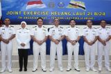 Dansatkor Kormada II Kolonel Laut (P) Rafael Dwinatu (tengah) bersama Komandan KDB Darulaman 08 Commander Ade Roddiane Bin Haji Mohd Rosdi (ketiga kiri) berfoto bersama dengan perwira TNI AL serta perwira Tentera Laut Diraja Brunei (TLDB) saat pembukaan Latihan Bersama Helang Laut 21B/24 Tahun 2024 di Koarmada II, Surabaya, Jawa Timur, Senin (18/11/2024). TNI AL bersama Tentera Laut Diraja Brunei (TLDB) melaksanakan latihan bersama dengan tujuan untuk meningkatkan kemampuan pengetahuan dan keterampilan serta interoperabilitas prajurit TNI AL dan TLDB, serta memperkuat hubungan bilateral dan kerja sama militer antara TNI AL dengan TLDB. ANTARA Jatim/Didik Suhartono/mas.