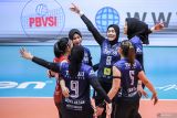 Pevoli TNI AU Electric Jakarta Afifah (tengah) berselebrasi bersama rekannya usai meraih poin atas tim TNI AL Jakarta pada pertandingan Final Four Livoli Divisi Utama di GOR Tri Dharma, Gresik, Jawa Timur, Selasa (19/11/2024). TNI AU Electric Jakarta mengalahkan TNI AL Jakarta dengan skor 3-0 (25-13, 25-20, dan 25-23). Antara Jatim/Rizal Hanafi/um