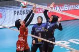 Pevoli TNI AU Electric Jakarta Dinda Syifa Ammelia (kanan) melakukan smes ke arah pevoli TNI AL Jakarta Tamara Dwi Nadia (kiri) pada pertandingan Final Four Livoli Divisi Utama di GOR Tri Dharma, Gresik, Jawa Timur, Selasa (19/11/2024). TNI AU Electric Jakarta mengalahkan TNI AL Jakarta dengan skor 3-0 (25-13, 25-20, dan 25-23). Antara Jatim/Rizal Hanafi/um