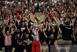 Suporter Indonesia memberikan dukungan kepada Timnas Indonesia saat melawan Timnas Arab Saudi pada pertandingan Grup C putaran ketiga Kualifikasi Piala Dunia 2026 Zona Asia di Stadion Utama Gelora Bung Karno, Senayan, Jakarta, Selatan (19/11/2024). ANTARA FOTO/Aprillio Akbar/Spt/gp