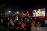 Sejumlah warga menyaksikan pertandingan Timnas Indonesia melawan Timnas Arab Saudi pada pertandingan Grup C putaran ketiga kualifikasi Piala Dunia 2026 melalui videotron di depan Gedung DPRD Provinsi Banten, Kota Serang, Banten, Selasa (19/11/2024). Kegiatan nonton bareng (nobar) melalui videotron yang diadakan oleh DPRD Provinsi Banten tersebut untuk memfasilitasi warga menyaksikan pertandingan guna mendukung Timnas Indonesia. ANTARA FOTO/Putra M. Akbar/Spt/gp