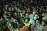 Sejumlah warga menyaksikan pertandingan Timnas Indonesia melawan Timnas Arab Saudi pada pertandingan Grup C putaran ketiga kualifikasi Piala Dunia 2026 melalui videotron di depan Gedung DPRD Provinsi Banten, Kota Serang, Banten, Selasa (19/11/2024). Kegiatan nonton bareng (nobar) melalui videotron yang diadakan oleh DPRD Provinsi Banten tersebut untuk memfasilitasi warga menyaksikan pertandingan guna mendukung Timnas Indonesia. ANTARA FOTO/Putra M. Akbar/Spt/gp