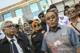 Mantan Sekretaris Kementerian Badan Usaha Milik Negara, Said Didu berjalan setibanya untuk memenuhi panggilan pemeriksaan di Mapolres Kota (Mapolresta) Tangerang, Tigaraksa, Kabupaten Tangerang, Banten, Selasa (19/11/2024). Said Didu dilaporkan atas tudingan pencemaran nama baik oleh Asosiasi Pemerintah Daerah Seluruh Indonesia (Apdesi) Kabupaten Tangerang setelah ia mengkritik pembebasan tanah masyarakat di Proyek Strategis Nasional (PSN) Pantai Indah Kapuk (PIK) 2. ANTARA FOTO/Sulthony Hasanuddin/gp