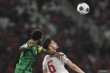 Pesepak bola Timnas Indonesia Sandy Walsh (kanan) berebut bola dengan pesepak bola Timnas Arab Saudi Gharsan S Alsharani (kiri) pada pertandingan Grup C putaran ketiga Kualifikasi Piala Dunia 2026 Zona Asia di Stadion Utama Gelora Bung Karno, Senayan, Jakarta, Selatan (19/11/2024). ANTARA FOTO/Aprillio Akbar/YU