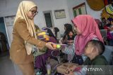 Perangkat Daerah membagikan paket buah lokal seusai peluncuran program Pelita Bening dan PMT di Kantor Desa Citatah, Kabupaten Bandung Barat, Jawa Barat, Selasa (19/11/2024). Pemerintah Kabupaten Bandung Barat meluncurkan program Perangkat Daerah Peduli Ibu Hamil dan Balita Berisiko Stunting (Pelita Bening) dan pemberian makanan tambahan (PMT) berbasis pangan lokal yang bertujuan untuk mencegah dan menekan prevalensi stunting di daerah tersebut. ANTARA FOTO/Abdan Syakura/agr