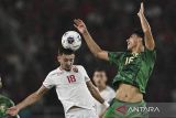 Timnas Indonesia melawan Arab Saudi. Pesepak bola Timnas Indonesia Ivar Jenner (kiri) berebut bola dengan pesepak bola Timnas Arab Saudi Faisal Alghamdi (kanan) pada pertandingan Grup C putaran ketiga Kualifikasi Piala Dunia 2026 Zona Asia di Stadion Utama Gelora Bung Karno, Senayan, Jakarta, Selatan (19/11/2024). Timnas Indonesia menang atas Arab Saudi dengan skor akhir 2-0. ANTARA FOTO/Aprillio Akbar/YU/gp