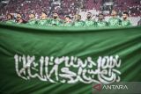 Pesepak bola Timnas Arab Saudi menyanyikan lagu kebangsaan sebelum melawan Timnas Indonesia pada pertandingan Grup C putaran ketiga Kualifikasi Piala Dunia 2026 Zona Asia di Stadion Utama Gelora Bung Karno, Senayan, Jakarta, Selatan (19/11/2024). ANTARA FOTO/Aprillio Akbar/YU/gp