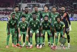 Timnas Indonesia melawan Arab Saudi. Pesepak bola Timnas Arab Saudi berfoto bersama sebelum melawan Timnas Indonesia pada pertandingan Grup C putaran ketiga Kualifikasi Piala Dunia 2026 Zona Asia di Stadion Utama Gelora Bung Karno, Senayan, Jakarta, Selatan (19/11/2024). ANTARA FOTO/Aprillio Akbar/YU/gp