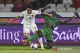 Timnas Indonesia melawan Arab Saudi. Pesepak bola Timnas Indonesia Marselino Ferdinan (kiri) berebut bola dengan pesepak bola Timnas Arab Saudi Saud Abdulhamid (kanan) pada pertandingan Grup C putaran ketiga Kualifikasi Piala Dunia 2026 Zona Asia di Stadion Utama Gelora Bung Karno, Senayan, Jakarta, Selatan (19/11/2024). Timnas Indonesia menang atas Arab Saudi dengan skor akhir 2-0. ANTARA FOTO/Aprillio Akbar/YU/gp