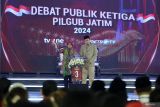 Calon gubernur dan wakil gubernur Jawa Timur nomor urut  3 Tri Rismaharini (kiri) dan Zahrul Azhar Asumta (kanan) menyampaikan visi misi saat debat ketiga Pilkada Jawa Timur di Surabaya, Jawa Timur, Senin (18/11/2024). Debat ketiga tersebut mengusung tema Akselerasi Pembangunan Infrastruktur, Interkoneksitas Kewilayahan dan Peningkatan Kualitas Lingkungan Hidup untuk Mewujudkan Jawa Timur sebagai Episentrum Ekonomi Kawasan Timur Indonesia. ANTARA Jatim/Moch Asim.