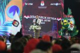 Ketua KPU Jawa Timur Aang Kunaifi menyampaikan sambutan saat debat ketiga Pilkada Jawa Timur di Surabaya, Jawa Timur, Senin (18/11/2024). Debat ketiga tersebut mengusung tema Akselerasi Pembangunan Infrastruktur, Interkoneksitas Kewilayahan dan Peningkatan Kualitas Lingkungan Hidup untuk Mewujudkan Jawa Timur sebagai Episentrum Ekonomi Kawasan Timur Indonesia. ANTARA Jatim/Moch Asim.