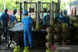 Pekerja mengisi gas elpiji subsidi ke dalam tabung ukuran tiga kilogram di Stasiun Pengisian dan Pengangkutan Bulk Elpiji (SPPBE) , kabupaten Aceh Besar, Aceh, Selasa ( 19/11/2024). PT Pertamina Patra Niaga Aceh  memastikan kesiapan layanan distribusi gas elpiji subsidi 3 kilogram dan menjamin kebutuhan konsumen menjelang Natal 2024 dan Tahun  Baru 2025 di provinsi Aceh dengan  ketersediaan kouta gas epiji subsidi sebanyak  116.000  Metrik Ton (MT) atau naik satu persen dibanding tahun sebelumnya dan selain PT Pertamina juga telah mengajukan usulan penambahan gas elpiji subsidi berdasarkan  pemintaan Pemerintahan Aceh sebanyak 10.250 Metrik Ton (MT). ANTARA FOTO./Ampelsa.