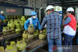 Petugas  PT Pertamina Patra Niaga Aceh (kanan) melakukan pengecekan proses pengisian gas elpiji subsidi ke dalam tabung berukuran tiga kilogram di Stasiun Pengisian dan Pengangkutan Bulk Elpiji (SPPBE) , kabupaten Aceh Besar, Aceh, Selasa ( 19/11/2024). PT Pertamina Patra Niaga Aceh  memastikan kesiapan layanan distribusi gas elpiji subsidi 3 kilogram dan menjamin kebutuhan konsumen menjelang Natal 2024 dan Tahun  Baru 2025 di provinsi Aceh dengan  ketersediaan kouta gas epiji subsidi sebanyak  116.000  Metrik Ton (MT) atau naik satu persen dibanding tahun sebelumnya dan selain PT Pertamina juga telah mengajukan usulan penambahan gas elpiji subsidi berdasarkan  pemintaan Pemerintahan Aceh sebanyak 10.250 Metrik Ton (MT). ANTARA FOTO/Ampelsa.