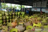 Pekerja mengisi gas elpiji subsidi ke dalam tabung ukuran tiga kilogram di Stasiun Pengisian dan Pengangkutan Bulk Elpiji (SPPBE) , kabupaten Aceh Besar, Aceh, Selasa ( 19/11/2024). PT Pertamina Patra Niaga Aceh  memastikan kesiapan layanan distribusi gas elpiji subsidi 3 kilogram dan menjamin kebutuhan konsumen menjelang Natal 2024 dan Tahun  Baru 2025 di provinsi Aceh dengan  ketersediaan kouta gas epiji subsidi sebanyak  116.000  Metrik Ton (MT) atau naik satu persen dibanding tahun sebelumnya dan selain PT Pertamina juga telah mengajukan usulan penambahan gas elpiji subsidi berdasarkan  pemintaan Pemerintahan Aceh sebanyak 10.250 Metrik Ton (MT). ANTARA FOTO./Ampelsa.