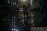 Seorang anak berjalan melintasi banjir di Rangkasbitung, Lebak, Banten, Rabu (20/11/2024). Hujan lebat yang terjadi selama tiga jam di daerah itu mengakibatkan banjir di sejumlah titik dengan ketinggian banjir mencapai 80 sentimeter. ANTARA FOTO/Muhammad Bagus Khoirunas/gp