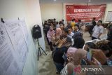 Petugas KPPS melakukan memindai formulir C hasil perhitungan suara saat bimbingan teknis penggunaan aplikasi Sistem Informasi Rekapitulasi (Sirekap) di Indramayu, Jawa Barat, Rabu (20/11/2024). KPU Kabupaten Indramayu menggelar bimbingan teknis bagi anggota KPPS agar dapat menggunakan aplikasi Sirekap dengan baik saat proses pemungutan dan perhitungan suara pilkada pada 27 November 2024. ANTARA FOTO/Dedhez Anggara/agr