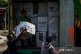 Petugas menurunkan logistik Pilkada di Sekretariat Panitia Pemilihan Kecamatan Coblong, Bandung, Jawa Barat, Rabu (20/11/2024). KPU Kota Bandung mulai mendistribusikan logistik pemilu secara bertahap ke seluruh kecamatan di Kota Bandung selama dua hari ke depan. ANTARA FOTO/Raisan Al Farisi/agr
