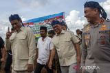 Kunjungan kerja Mentan dan Mendes PDT di Kabupaten Lebak. Menteri Pertanian Andi Amran Sulaiman (kiri) berbincang dengan Menteri Desa dan Pembangunan Desa Tertinggal Yandri Susanto (kedua kanan) dan Kapolda Banten Irjen Pol Suyudi Ario Seto (kanan) saat menghadiri peresmian Gugus Tugas Polri mendukung ketahanan pangan di Gunung Kencana, Kabupaten Lebak, Banten, Rabu (20/11/2024). Dalam peresmian tersebut Polda Banten memberikan bantuan bibit jagung sebanyak 64.875 kilogram untuk lahan seluas 4.325 hektare yang akan dikerjakan oleh kelompok tani binaan di tiga kabupaten dan dua Lembaga Masyarakat Desa Hutan (LMDH) dalam rangka mendukung program swasembada pangan. ANTARA FOTO/Angga Budhiyanto/tom/gp