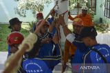 Anggota BPBD Ciamis menjelaskan penggunaan alat vertical rescue kepada peserta saat latihan tanggap becana ormas keagaamaan di Gedung Asrama Haji, Kabupaten Ciamis, Jawa Barat, Rabu (20/11/2024). Bimtek dan latihan tanggap bencana yang diikuti relawan dari Nahdlatul Ulama, Muhammadiyah dan Persis untuk meningkatkan kesiapsiagaan dalam menghadapi bencana megathrust serta mengurangi resiko bencana. ANTARA FOTO/Adeng Bustomi/agr