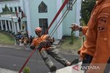 Peserta memperagakan proses evakuasi penyelamatan korban di ketinggian dan dibantu aggota BPBD Ciamis saat latihan tanggap becana ormas keagaamaan di Gedung Asrama Haji, Kabupaten Ciamis, Jawa Barat, Rabu (20/11/2024). Bimtek dan latihan tanggap bencana yang diikuti relawan dari Nahdlatul Ulama, Muhammadiyah dan Persis untuk meningkatkan kesiapsiagaan dalam menghadapi bencana megathrust serta mengurangi resiko bencana. ANTARA FOTO/Adeng Bustomi/agr